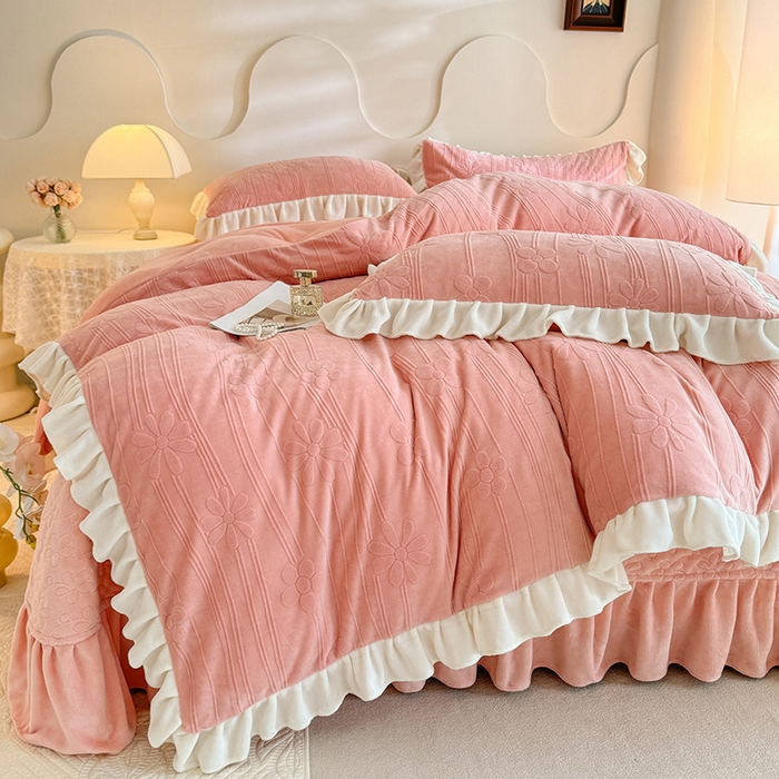 91家纺网 家纺一手货源 找家纺 唐人居 2025新款雕花牛奶绒花边款四件套--摩卡庄园系列 摩卡庄园-粉玉