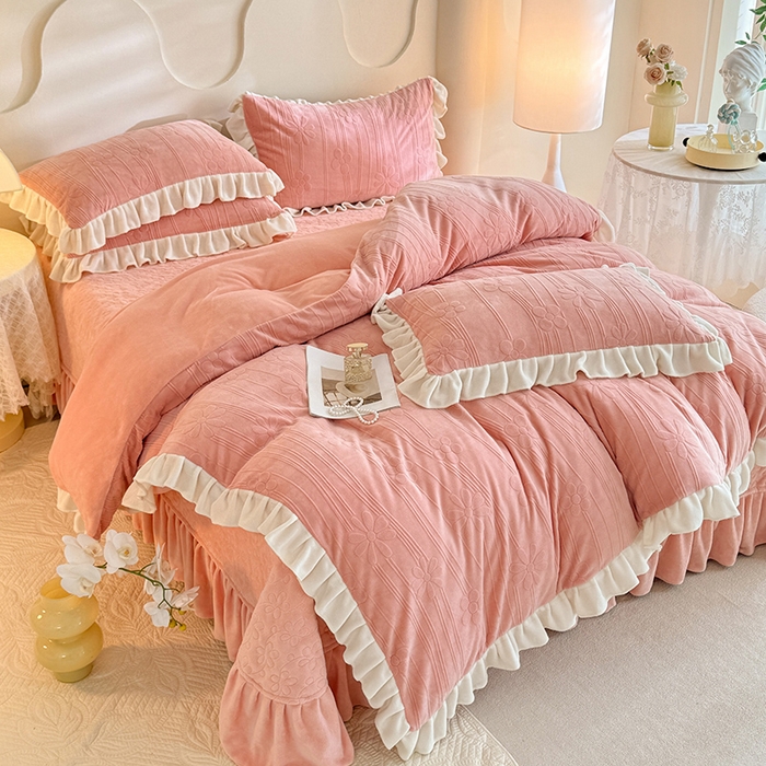 91家纺网 家纺一手货源 找家纺 唐人居 2025新款雕花牛奶绒花边款四件套--摩卡庄园系列 摩卡庄园-粉玉