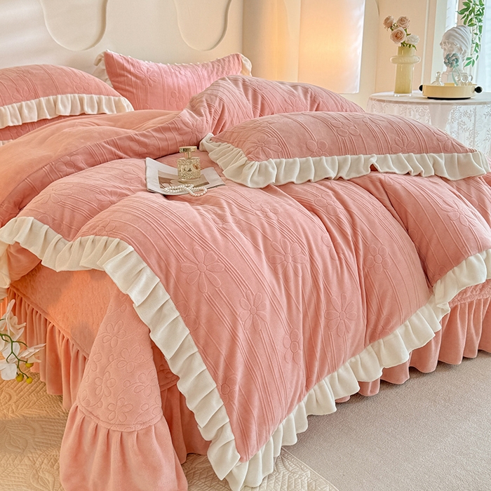 91家纺网 家纺一手货源 找家纺 唐人居 2025新款雕花牛奶绒花边款四件套--摩卡庄园系列 摩卡庄园-粉玉