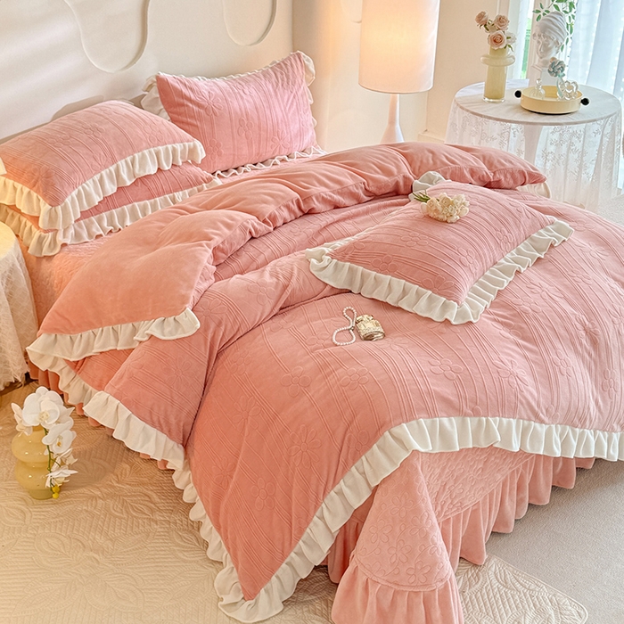 91家纺网 家纺一手货源 找家纺 唐人居 2025新款雕花牛奶绒花边款四件套--摩卡庄园系列 摩卡庄园-粉玉