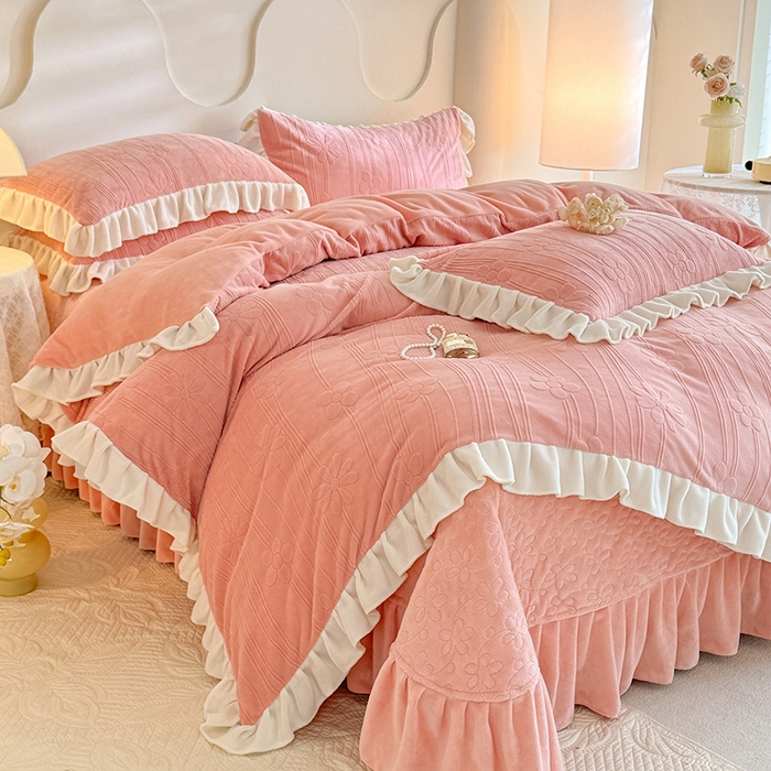 91家纺网 家纺一手货源 找家纺 唐人居 2025新款雕花牛奶绒花边款四件套--摩卡庄园系列 摩卡庄园-粉玉