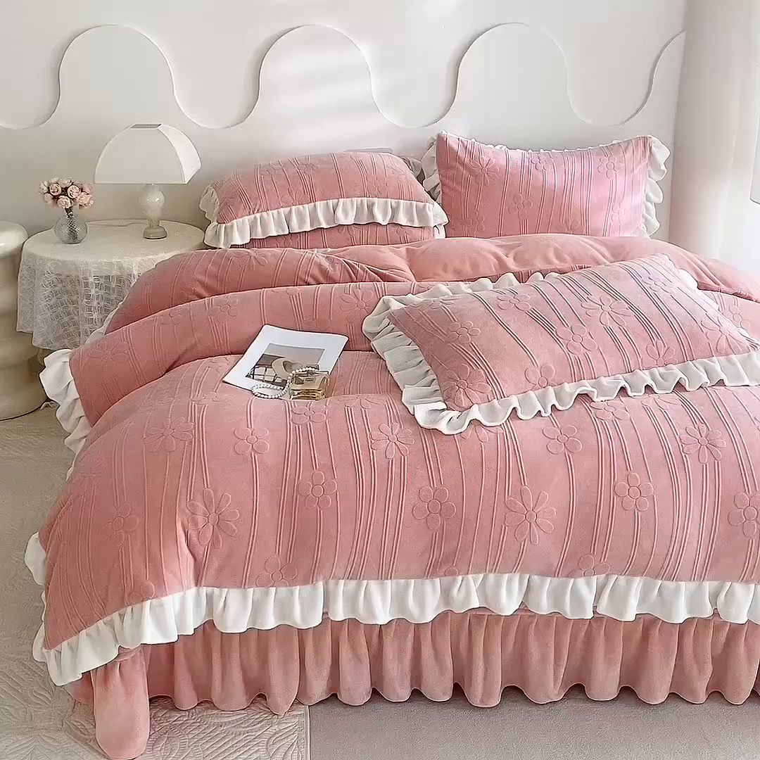 91家纺网 家纺一手货源 找家纺 唐人居 2025新款雕花牛奶绒花边款四件套--摩卡庄园系列 摩卡庄园-粉玉