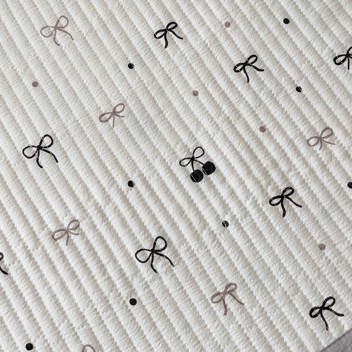 91家纺网 家纺一手货源 找家纺 雨彤家纺 2025新款A类双层纱夹棉单人枕巾 黑樱梦境