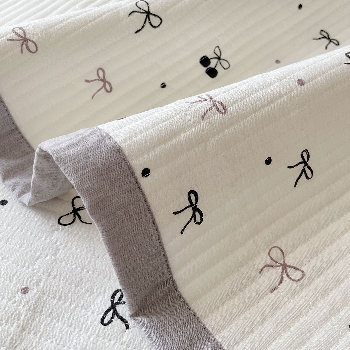 91家纺网 家纺一手货源 找家纺 雨彤家纺 2025新款A类双层纱夹棉单人枕巾 黑樱梦境