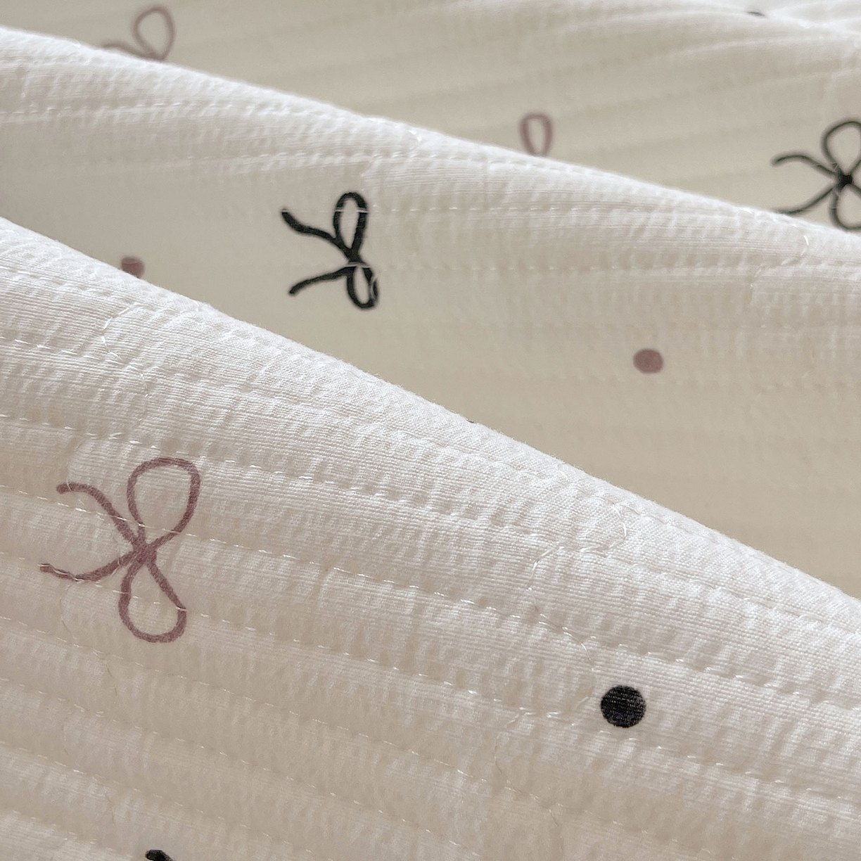 91家纺网 家纺一手货源 找家纺 雨彤家纺 2025新款A类双层纱夹棉单人枕巾 黑樱梦境