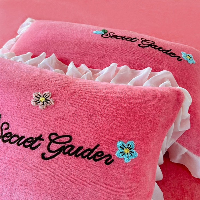 91家纺网 家纺一手货源 找家纺 唐人居 2025新款高克重牛奶绒毛巾绣四件套--繁花 繁花-玫红