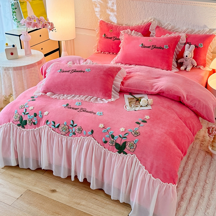 91家纺网 家纺一手货源 找家纺 唐人居 2025新款高克重牛奶绒毛巾绣四件套--繁花 繁花-玫红