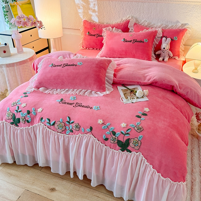 91家纺网 家纺一手货源 找家纺 唐人居 2025新款高克重牛奶绒毛巾绣四件套--繁花 繁花-玫红