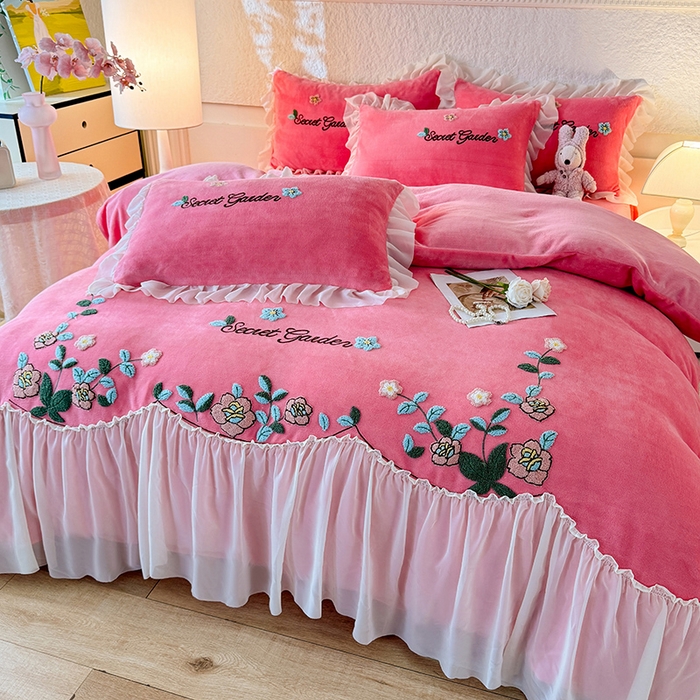 91家纺网 家纺一手货源 找家纺 唐人居 2025新款高克重牛奶绒毛巾绣四件套--繁花 繁花-玫红