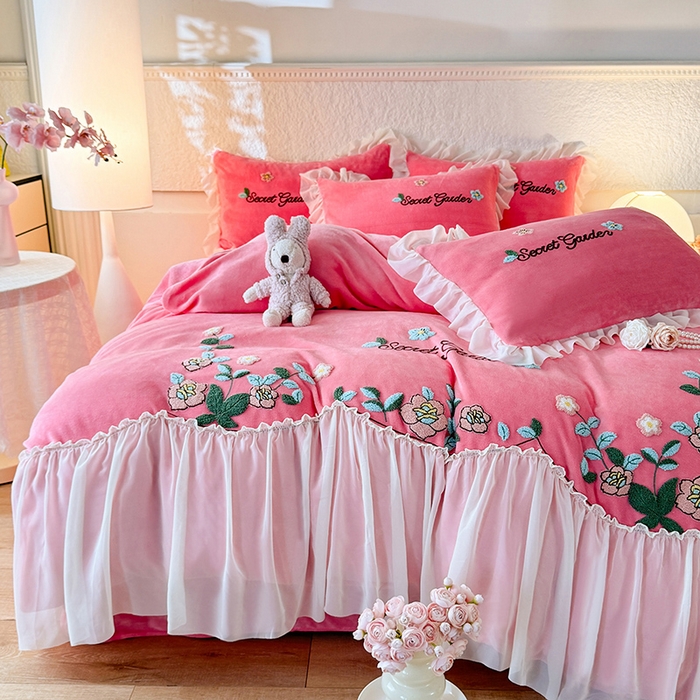 91家纺网 家纺一手货源 找家纺 唐人居 2025新款高克重牛奶绒毛巾绣四件套--繁花 繁花-玫红