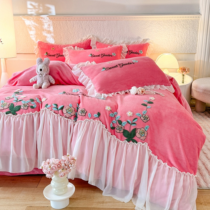 91家纺网 家纺一手货源 找家纺 唐人居 2025新款高克重牛奶绒毛巾绣四件套--繁花 繁花-玫红