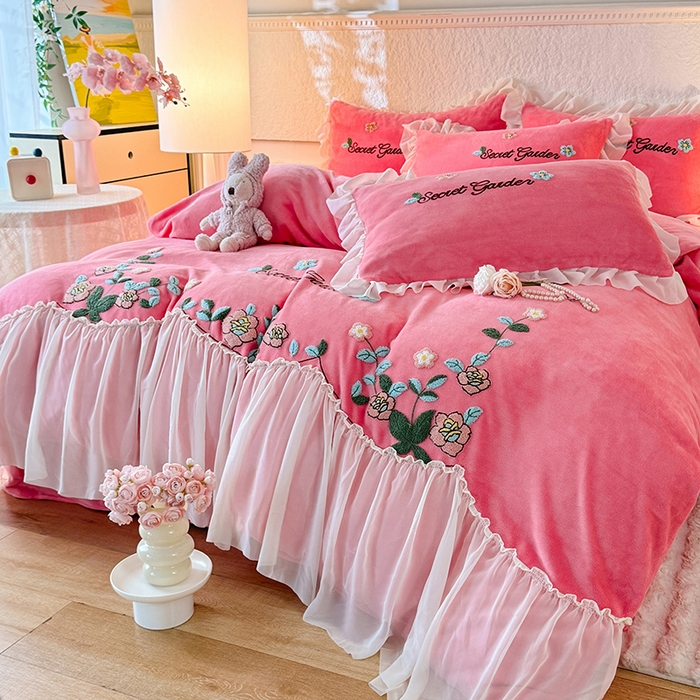 91家纺网 家纺一手货源 找家纺 唐人居 2025新款高克重牛奶绒毛巾绣四件套--繁花 繁花-玫红