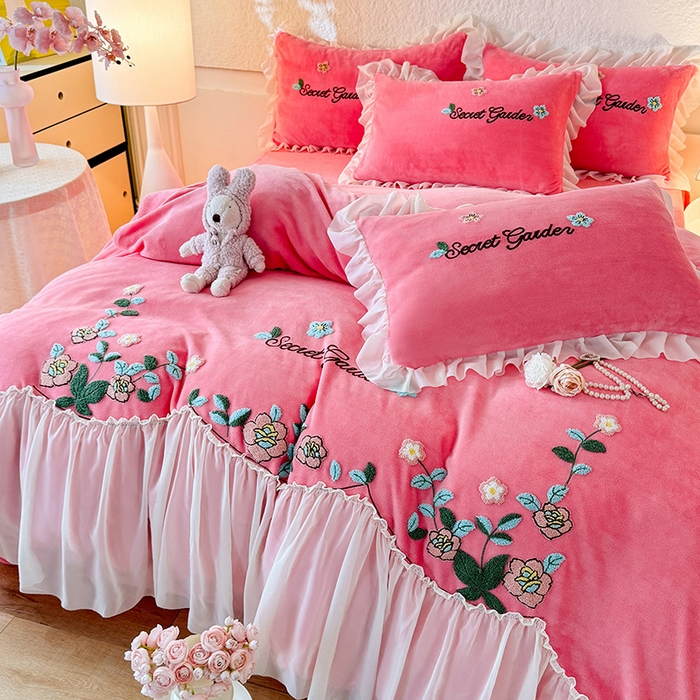 91家纺网 家纺一手货源 找家纺 唐人居 2025新款高克重牛奶绒毛巾绣四件套--繁花 繁花-玫红