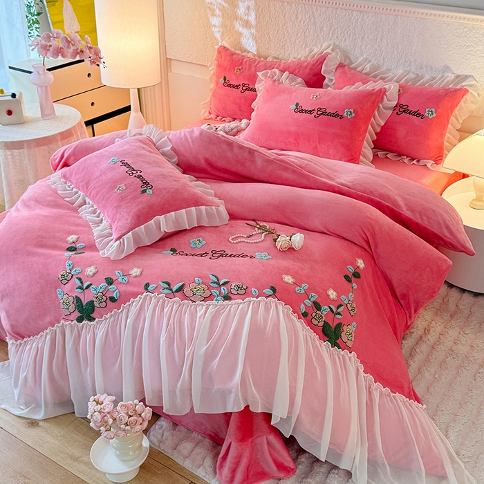 91家纺网 家纺一手货源 找家纺 唐人居 2025新款高克重牛奶绒毛巾绣四件套--繁花 繁花-玫红