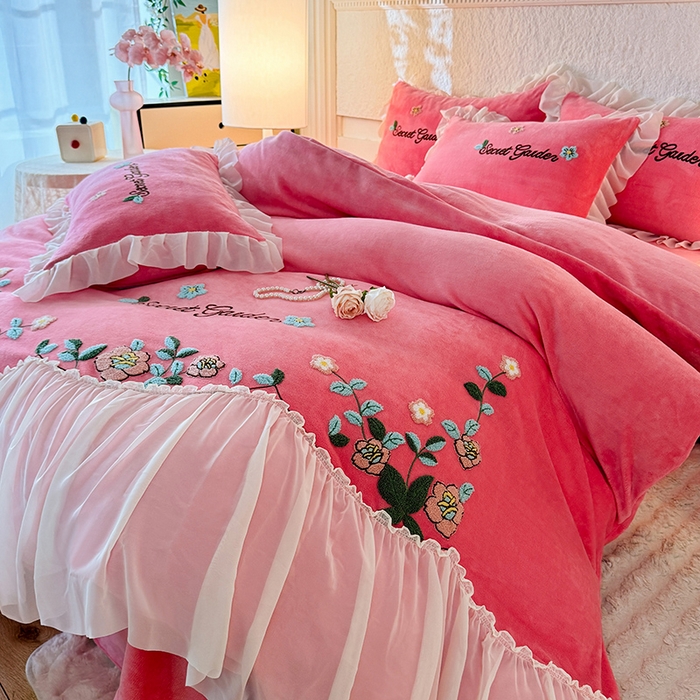 91家纺网 家纺一手货源 找家纺 唐人居 2025新款高克重牛奶绒毛巾绣四件套--繁花 繁花-玫红