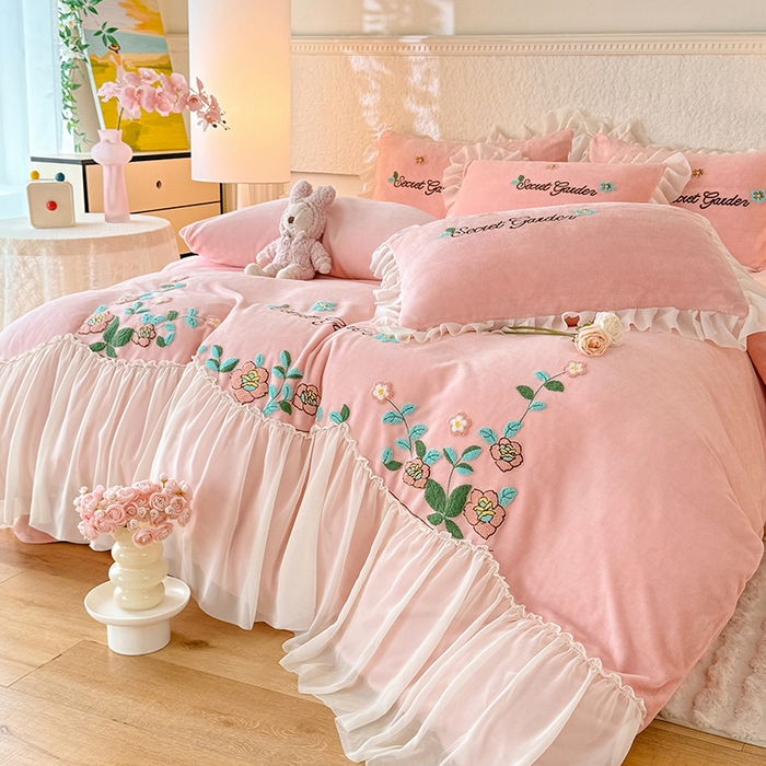 91家纺网 家纺一手货源 找家纺 唐人居 2025新款高克重牛奶绒毛巾绣四件套--繁花 繁花-浅粉