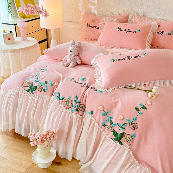 91家纺网 家纺一手货源 找家纺 唐人居 2025新款高克重牛奶绒毛巾绣四件套--繁花 繁花-浅粉