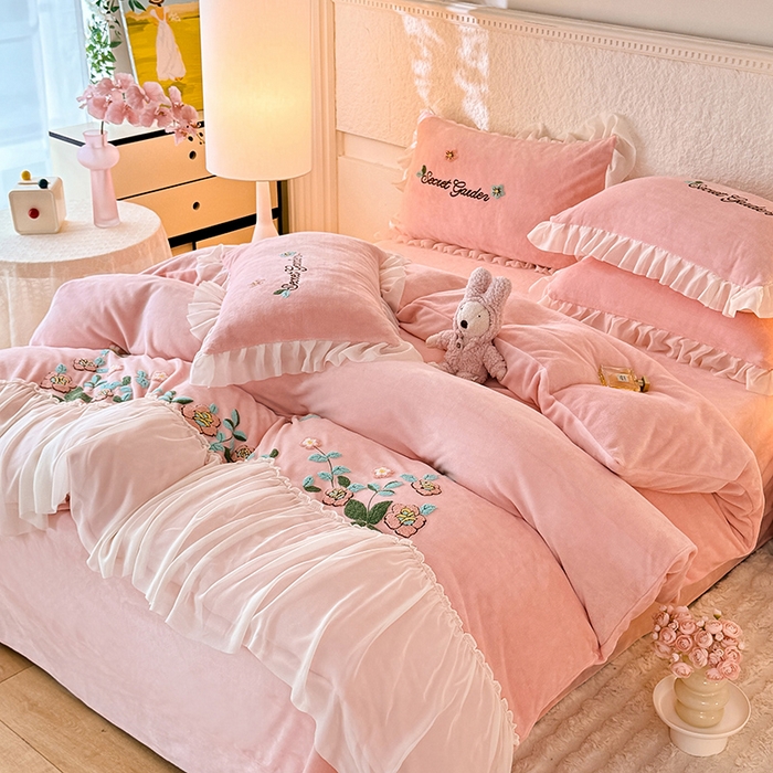 91家纺网 家纺一手货源 找家纺 唐人居 2025新款高克重牛奶绒毛巾绣四件套--繁花 繁花-浅粉