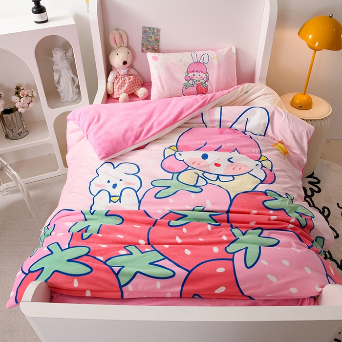 91家纺网 家纺一手货源 找家纺 萌宝家纺 2025秋冬幼儿园宝宝绒婴儿绒三件套被子六件套 草莓兔子