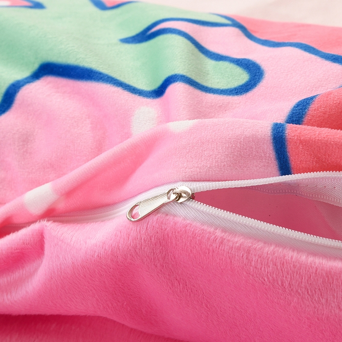 91家纺网 家纺一手货源 找家纺 萌宝家纺 2025秋冬幼儿园宝宝绒婴儿绒三件套被子六件套 草莓兔子