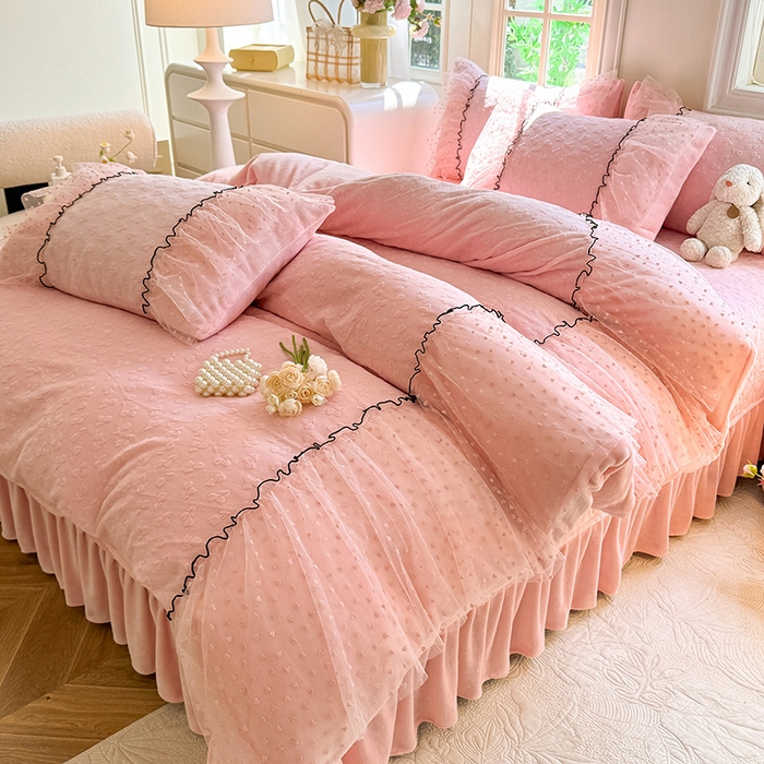 91家纺网 家纺一手货源 找家纺 （总）唐人居 2025新款雕花牛奶绒花边四件套--初恋系列