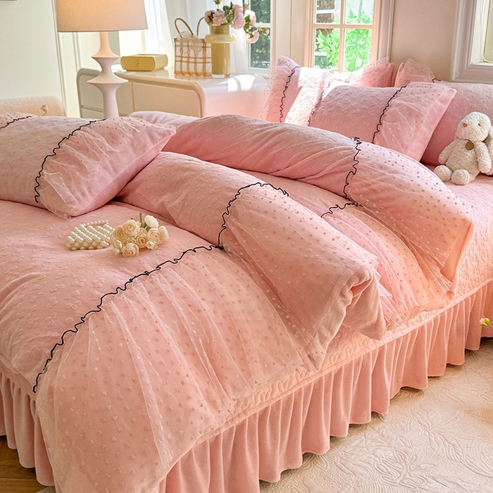 91家纺网 家纺一手货源 找家纺 （总）唐人居 2025新款雕花牛奶绒花边四件套--初恋系列