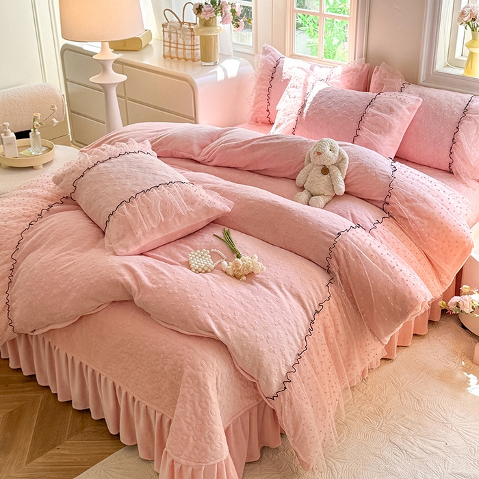 91家纺网 家纺一手货源 找家纺 （总）唐人居 2025新款雕花牛奶绒花边四件套--初恋系列