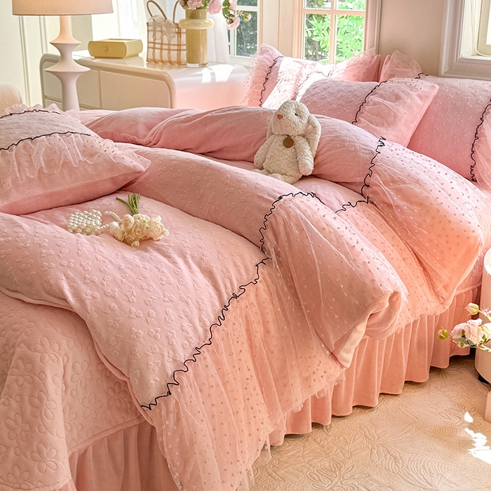 91家纺网 家纺一手货源 找家纺 （总）唐人居 2025新款雕花牛奶绒花边四件套--初恋系列