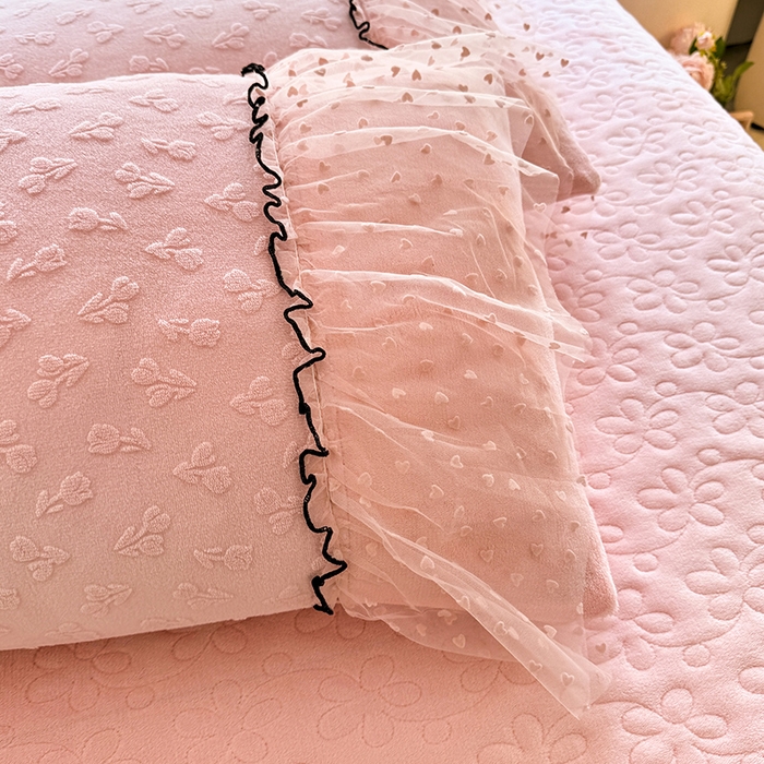 91家纺网 家纺一手货源 找家纺 唐人居 2025新款雕花牛奶绒花边四件套--初恋系列 初恋-粉玉