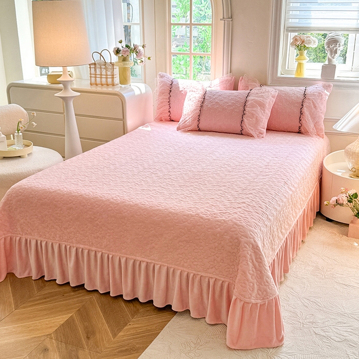 91家纺网 家纺一手货源 找家纺 唐人居 2025新款雕花牛奶绒花边四件套--初恋系列 初恋-粉玉