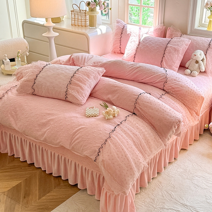 91家纺网 家纺一手货源 找家纺 唐人居 2025新款雕花牛奶绒花边四件套--初恋系列 初恋-粉玉