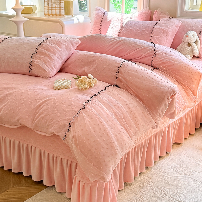 91家纺网 家纺一手货源 找家纺 唐人居 2025新款雕花牛奶绒花边四件套--初恋系列 初恋-粉玉