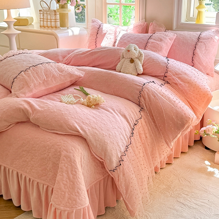91家纺网 家纺一手货源 找家纺 唐人居 2025新款雕花牛奶绒花边四件套--初恋系列 初恋-粉玉