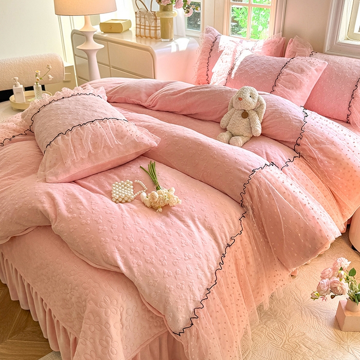 91家纺网 家纺一手货源 找家纺 唐人居 2025新款雕花牛奶绒花边四件套--初恋系列 初恋-粉玉