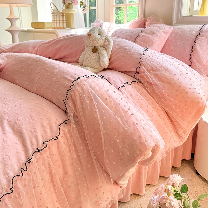 91家纺网 家纺一手货源 找家纺 唐人居 2025新款雕花牛奶绒花边四件套--初恋系列 初恋-粉玉