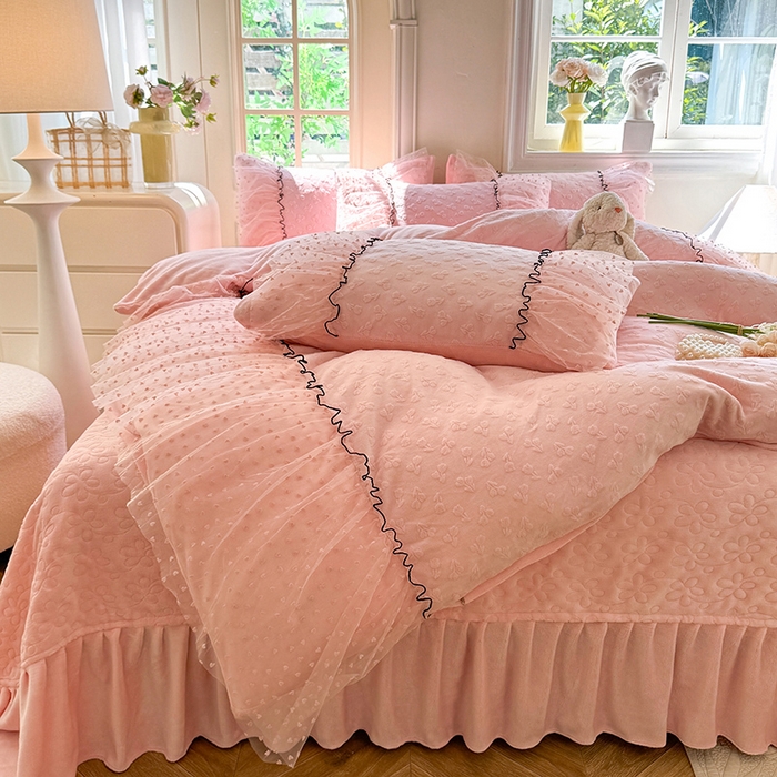 91家纺网 家纺一手货源 找家纺 唐人居 2025新款雕花牛奶绒花边四件套--初恋系列 初恋-粉玉