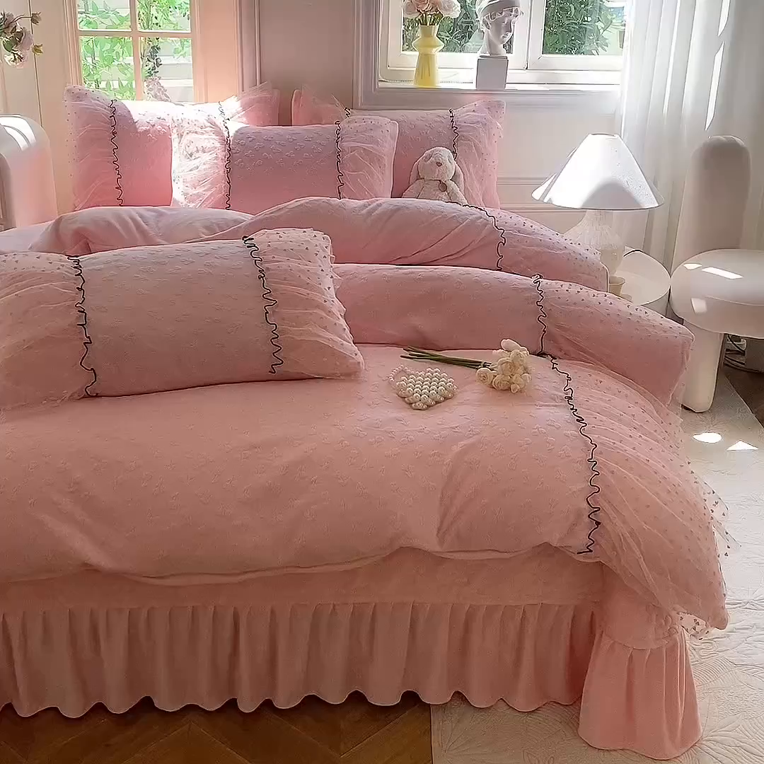 91家纺网 家纺一手货源 找家纺 唐人居 2025新款雕花牛奶绒花边四件套--初恋系列 初恋-粉玉