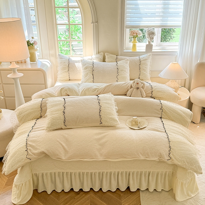 91家纺网 家纺一手货源 找家纺 唐人居 2025新款雕花牛奶绒花边四件套--初恋系列 初恋-奶白