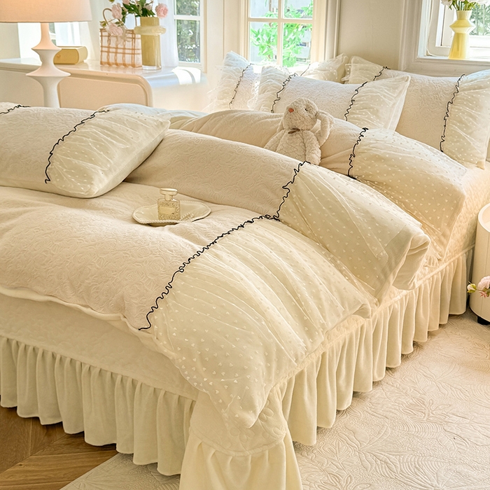 91家纺网 家纺一手货源 找家纺 唐人居 2025新款雕花牛奶绒花边四件套--初恋系列 初恋-奶白