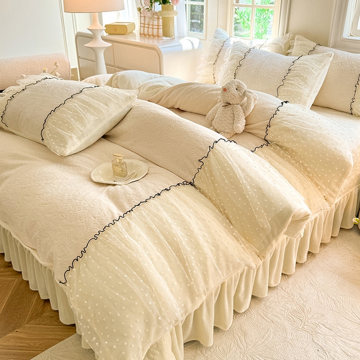 91家纺网 家纺一手货源 找家纺 唐人居 2025新款雕花牛奶绒花边四件套--初恋系列 初恋-奶白