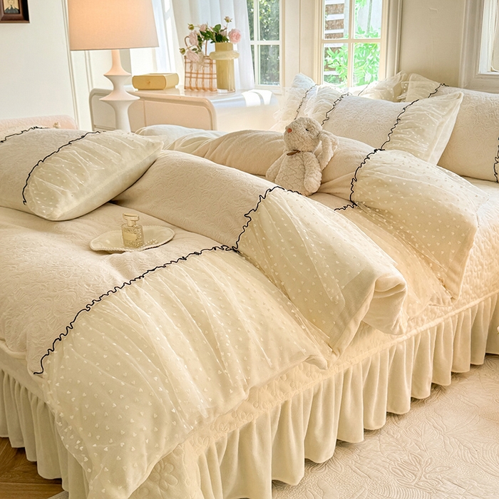 91家纺网 家纺一手货源 找家纺 唐人居 2025新款雕花牛奶绒花边四件套--初恋系列 初恋-奶白