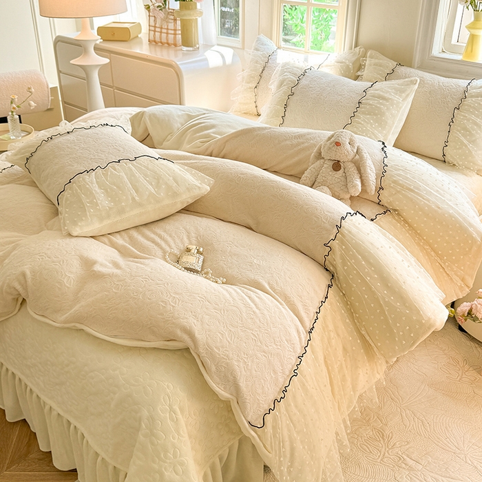 91家纺网 家纺一手货源 找家纺 唐人居 2025新款雕花牛奶绒花边四件套--初恋系列 初恋-奶白