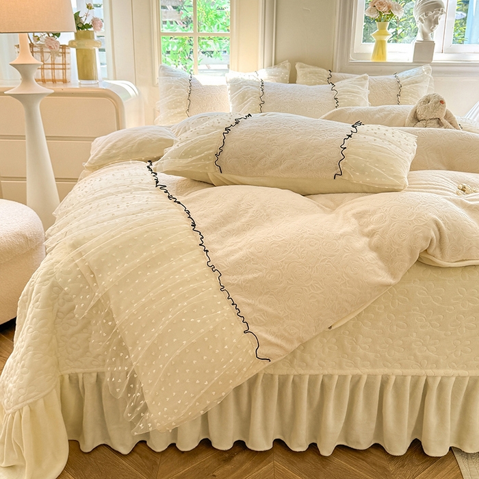 91家纺网 家纺一手货源 找家纺 唐人居 2025新款雕花牛奶绒花边四件套--初恋系列 初恋-奶白