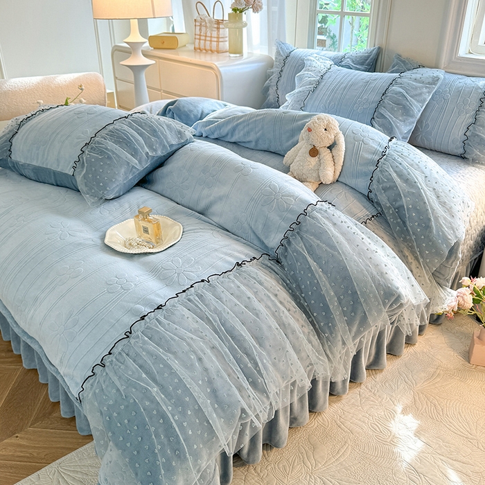 91家纺网 家纺一手货源 找家纺 唐人居 2025新款雕花牛奶绒花边四件套--初恋系列 初恋-水兰