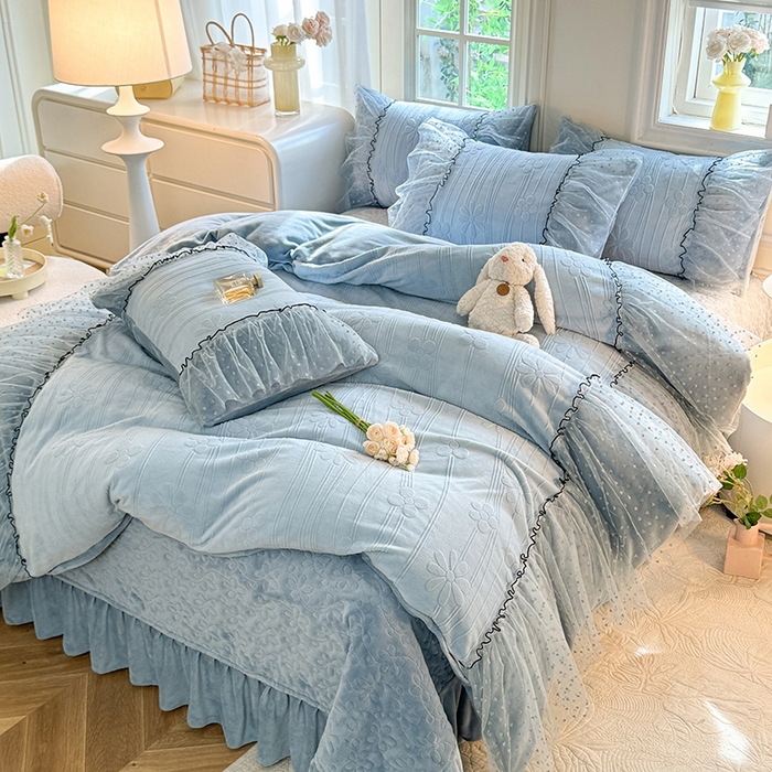 91家纺网 家纺一手货源 找家纺 唐人居 2025新款雕花牛奶绒花边四件套--初恋系列 初恋-水兰