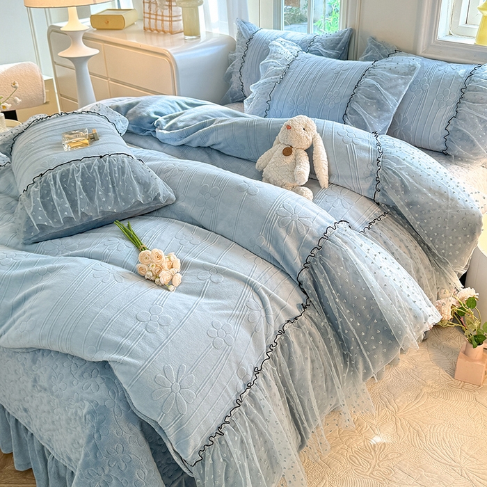 91家纺网 家纺一手货源 找家纺 唐人居 2025新款雕花牛奶绒花边四件套--初恋系列 初恋-水兰