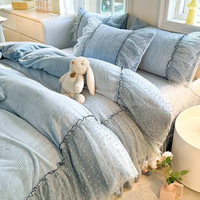 91家纺网 家纺一手货源 找家纺 唐人居 2025新款雕花牛奶绒花边四件套--初恋系列 初恋-水兰