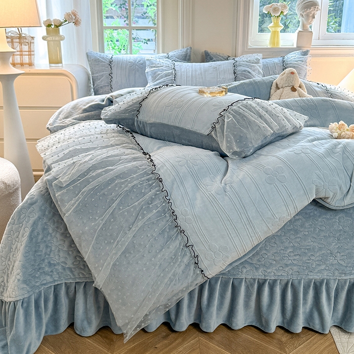 91家纺网 家纺一手货源 找家纺 唐人居 2025新款雕花牛奶绒花边四件套--初恋系列 初恋-水兰