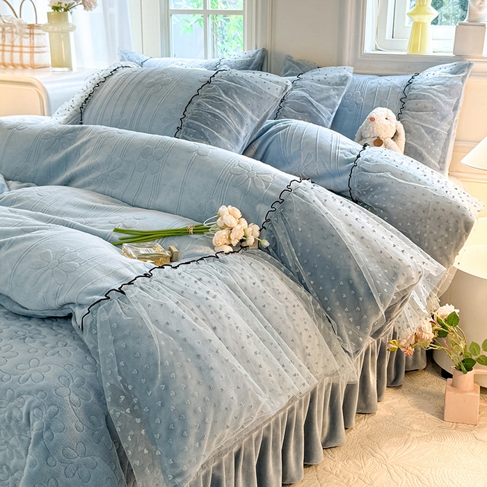 91家纺网 家纺一手货源 找家纺 唐人居 2025新款雕花牛奶绒花边四件套--初恋系列 初恋-水兰