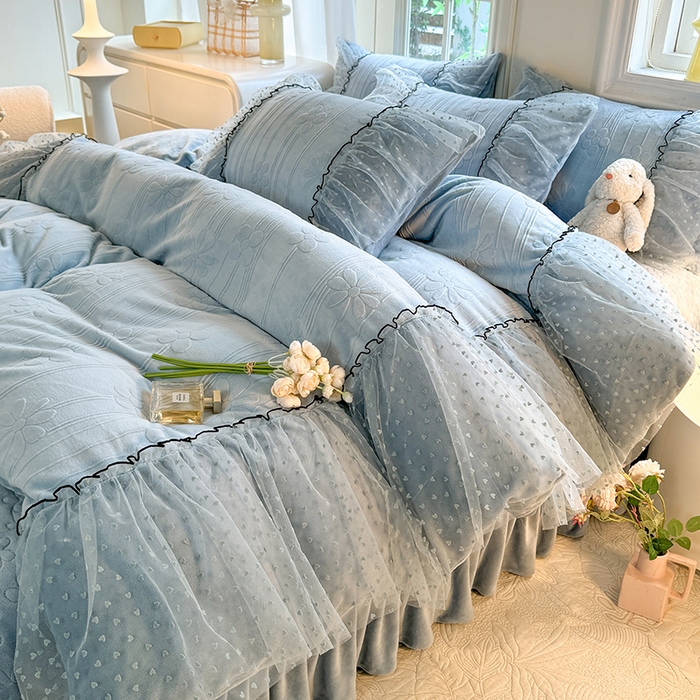 91家纺网 家纺一手货源 找家纺 唐人居 2025新款雕花牛奶绒花边四件套--初恋系列 初恋-水兰